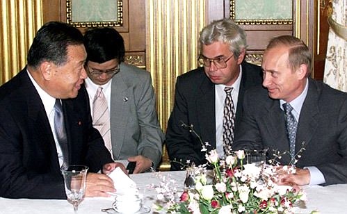 President Putin having dinner with Japanese Prime Minister Yoshiro Mori.