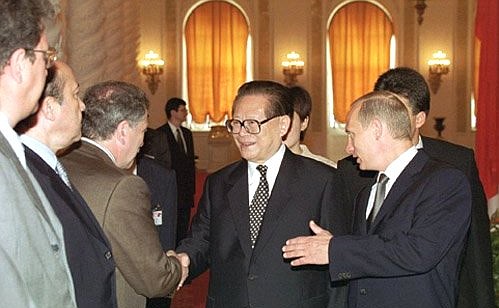 С Председателем КНР Цзян Цзэминем во время представления членов российской делегации, участников российско-китайских переговоров в расширенном составе.