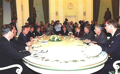 President Putin negotiating with French Prime Minister Jean-Pierre Raffarin.