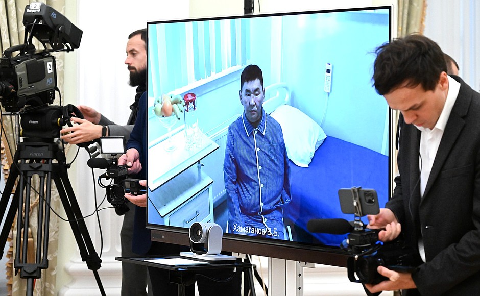 Meeting with participants in the special military operation. Senior Sergeant Viktor Khamaganov was awarded the Order of Courage and took part in the meeting via videoconference from hospital.