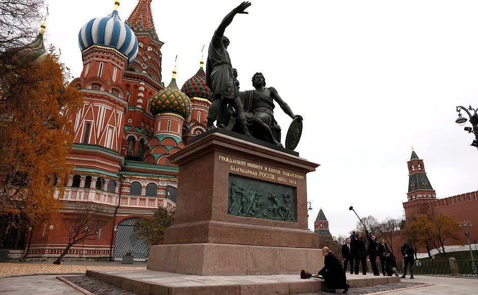 Vladmir Putin laid flowers at the monument to Kuzma Minin and Dmitry Pozharsky on Red Square.