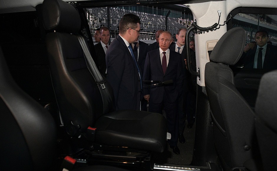 На «Сочи Автодроме» во время осмотра новых российских автомобилей марки «Аурус». С гендиректором Государственного научного центра «НАМИ» Сергеем Гайсиным.