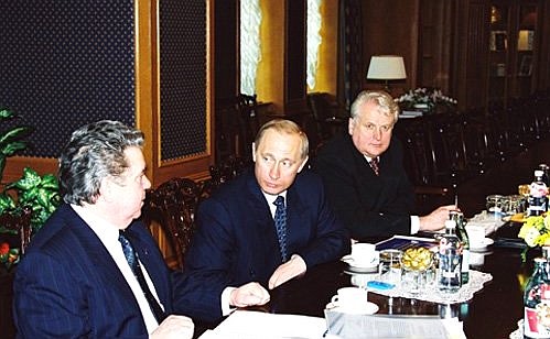 Visiting Gazprom\'s head office. Meeting with the company\'s top executives. Vladimir Putin with Rem Vyakhirev (left), chairman of the board of Gazprom, and Gennady Veselkov, head of Gazprom Business Management Administration.