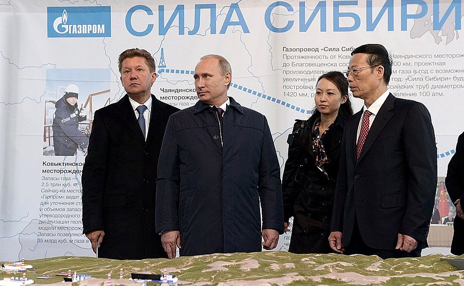 With Chairman of Gazprom’s Management Committee Alexei Miller (left) and Vice Premier of China Zhang Gaoli before the ceremony to mark the joining of the first section of the Power of Siberia mainline gas pipeline.
