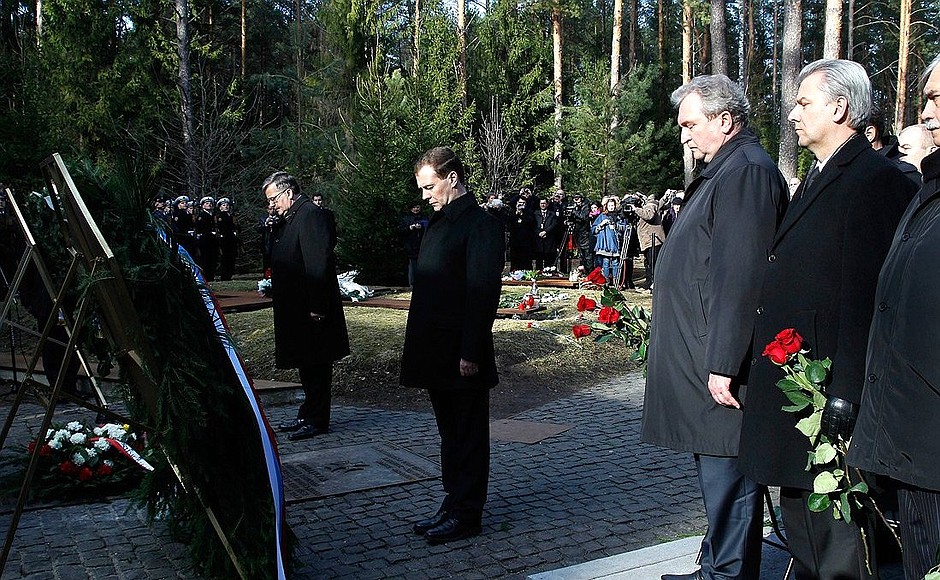 Laying wreaths at the Katyn memorial complex. With President of Poland Bronislaw Komorowski.