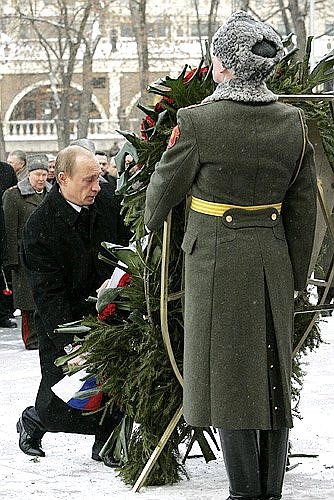 Церемония возложения венка к Могиле Неизвестного солдата.