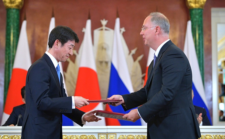 На церемонии подписания российско-японских документов.
