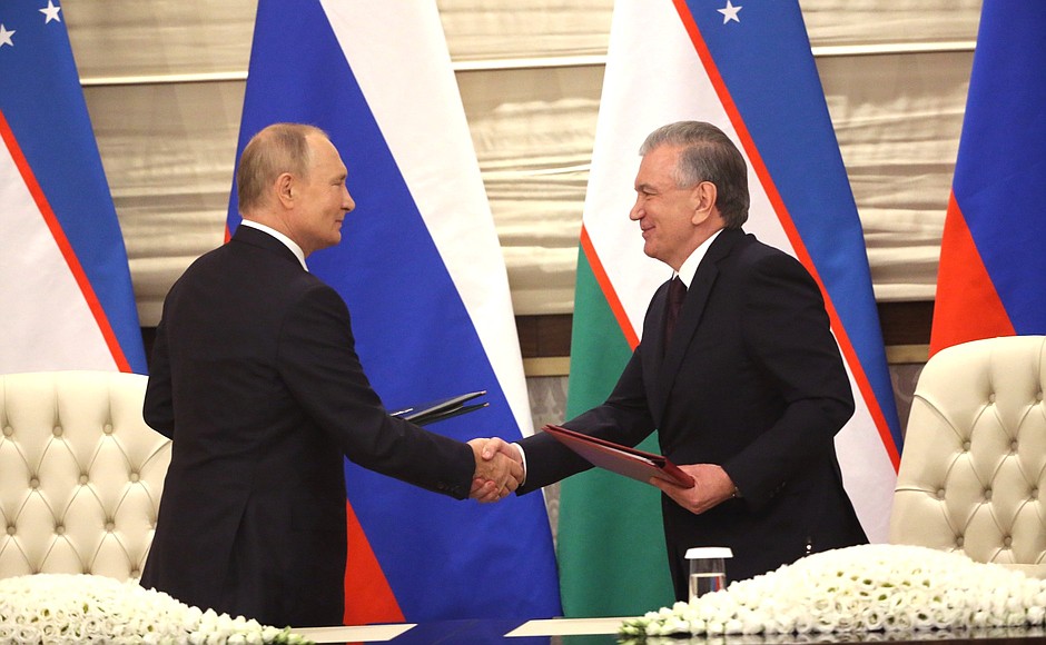 С Президентом Узбекистана Шавкатом Мирзиёевым в ходе церемонии подписания Декларации о всеобъемлющем стратегическом партнёрстве между Российской Федерацией и Республикой Узбекистан.
