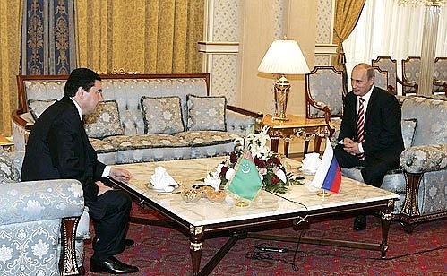 С Президентом Туркменистана Гурбангулы Бердымухаммедовым.