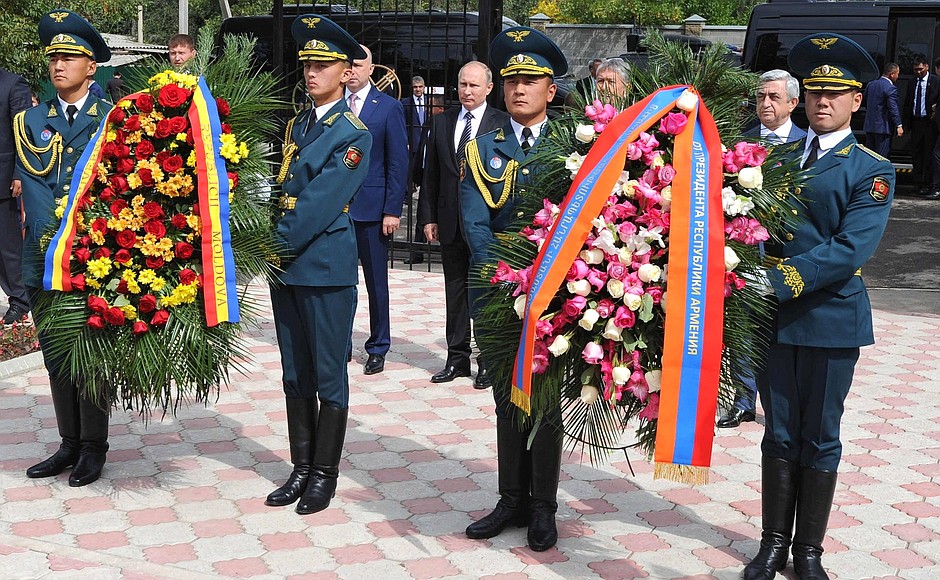 Laying wreaths at the monument to participants in the Great Patriotic War.