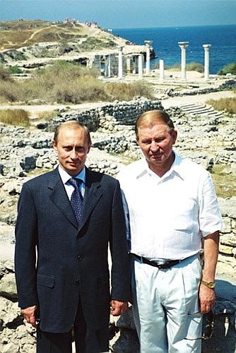С Президентом Украины Леонидом Кучмой во время осмотра древнего Херсонеса.