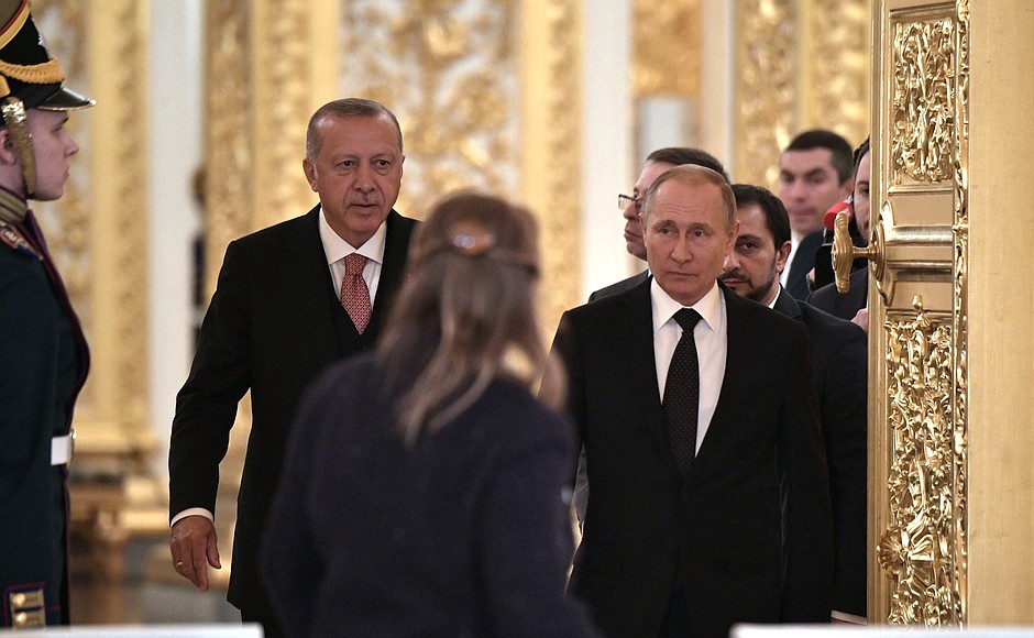 С Президентом Турецкой Республики Реджепом Тайипом Эрдоганом перед началом встречи с представителями деловых кругов России и Турции.