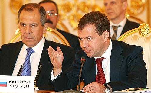 Во время внеочередного заседания Межгосударственного совета Евразийского экономического сообщества. Слева – Министр иностранных дел Сергей Лавров.