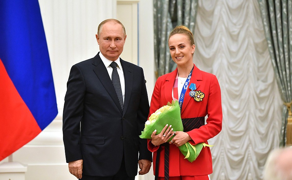 The ceremony for presenting state awards to the winners of the XXXII Olympics in Tokyo. Champion of the XXXII Olympics in the synchronised swimming team event Maria Shurochkina is presented with the Order of Honour.