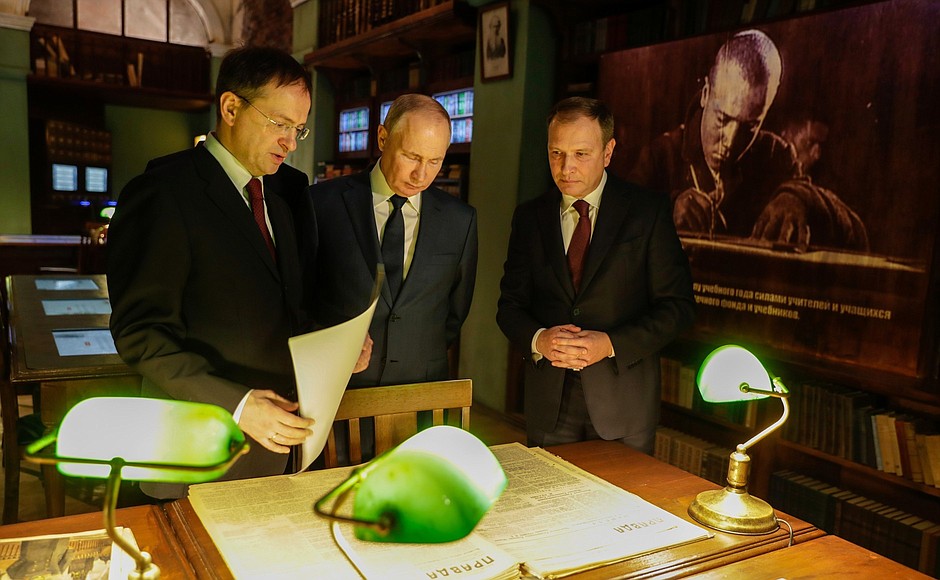 Visiting the Feat of the People exposition at the Victory Museum on Poklonnaya Gora. With Presidential Aide Vladimir Medinsky (left) and Museum Director Alexander Shkolnik.