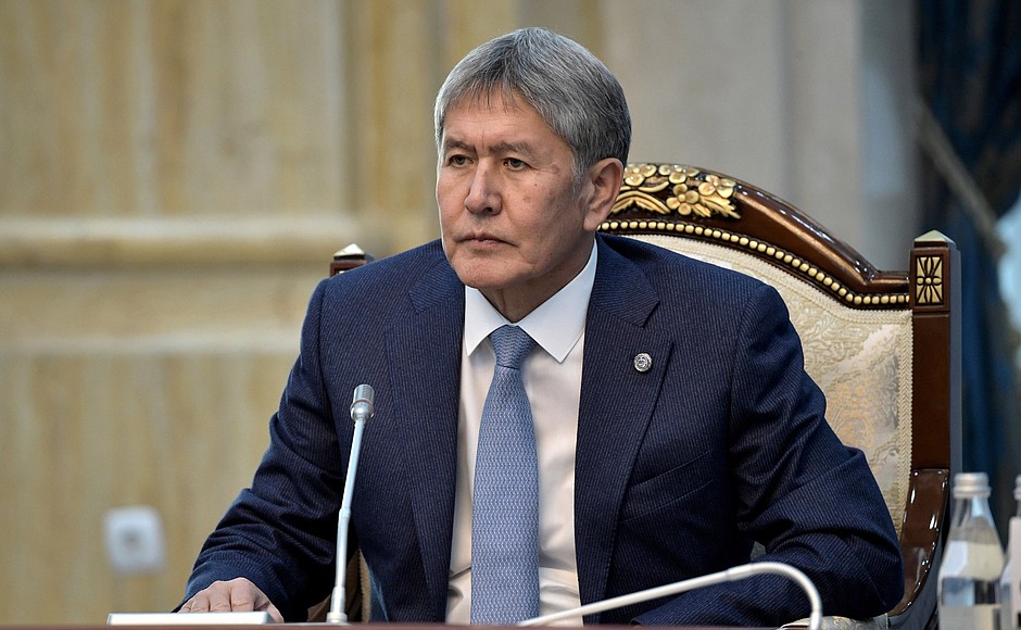 Президент Киргизии Алмазбек Атамбаев во время российско-киргизских переговоров.