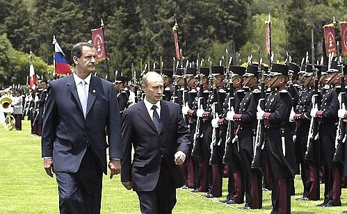 Official meeting ceremony between Russian President Vladimir Putin and Mexican President Vicente Fox (left).