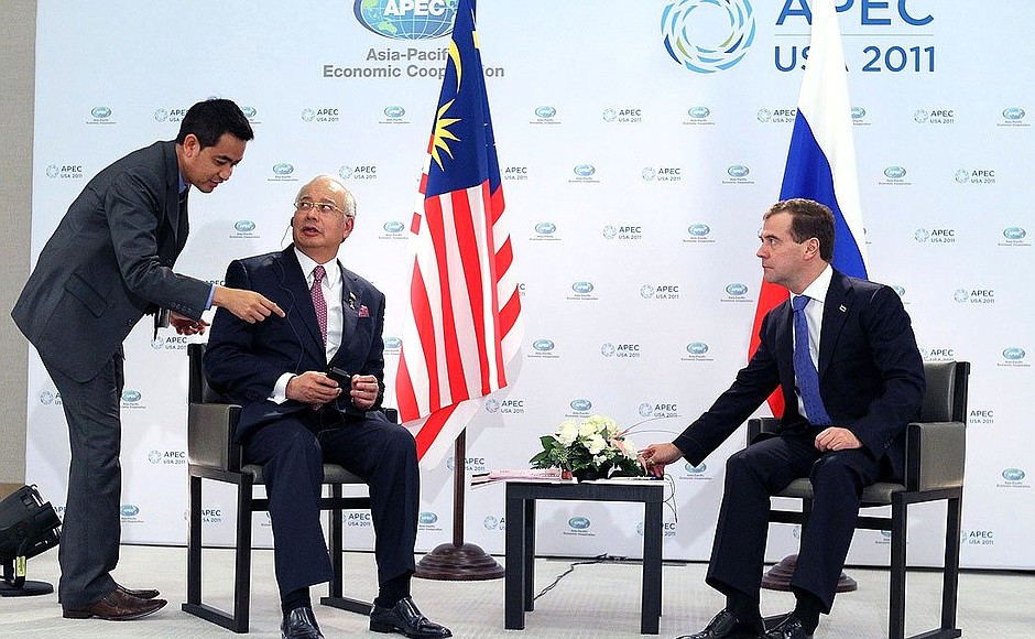 Перед началом встречи с Премьер-министром Малайзии Наджибом Разаком.