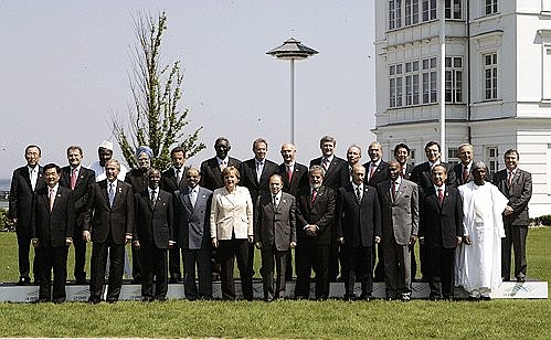 Заключительное официальное фотографирование саммита: главы государств и правительств стран «Группы восьми» с лидерами Бразилии, Индии, Китая, Мексики, ЮАР, Алжира, Ганы, Египта, Нигерии, Сенегала, руководителями международных организаций.