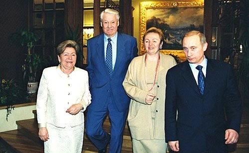 Владимир и Людмила Путины поздравили первого президента России Бориса Ельцина с днем рождения. С Борисом Ельциным и его супругой Наиной.