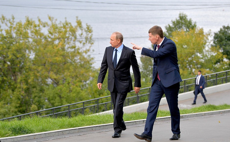 Vladimir Putin toured the embankment of the Kama River and reviewed plans for the modernisation of the urban space. With Perm Territory Acting Governor Maxim Reshetnikov.
