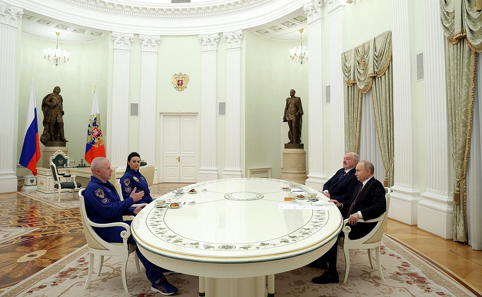Meeting with cosmonauts participating in the 21st visiting expedition to the ISS.