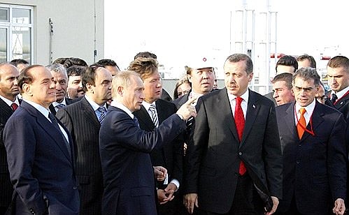 Осмотр газоизмерительной станции «Дурусу» с Премьер-министром Турции Реджепом Тайипом Эрдоганом (справа) и Председателем Совета министров Италии Сильвио Берлускони (слева).