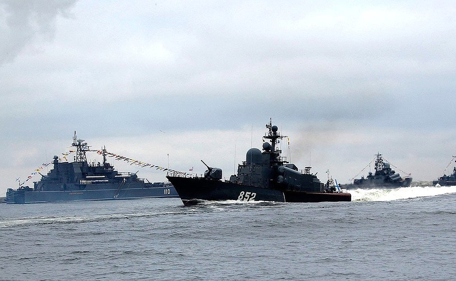 Парад боевых кораблей в честь Дня Военно-Морского Флота.