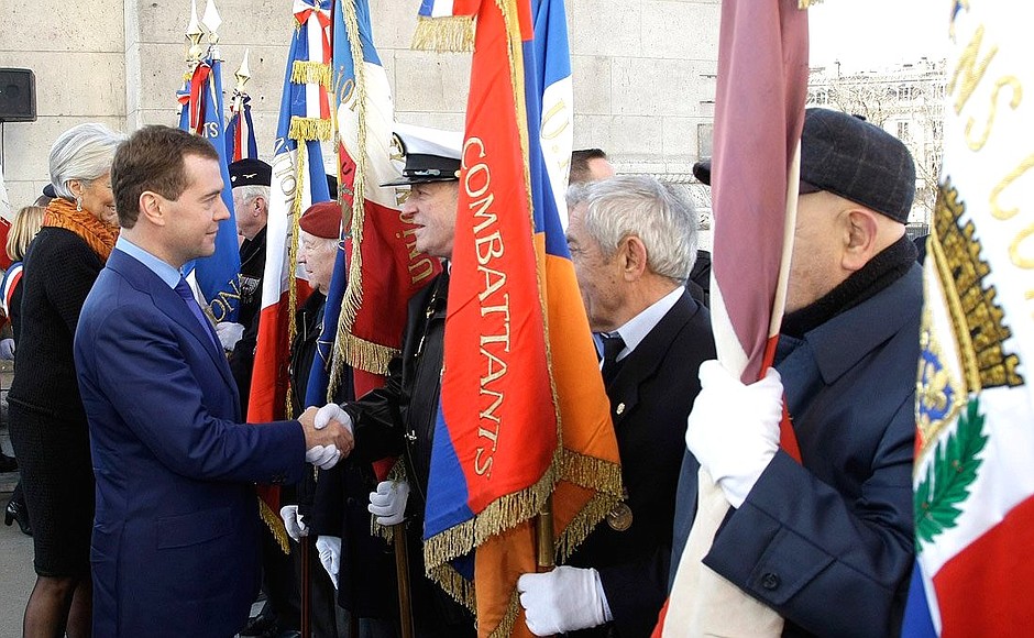С французскими ветеранами в ходе церемонии возложения венка к могиле Неизвестного солдата у Триумфальной арки.