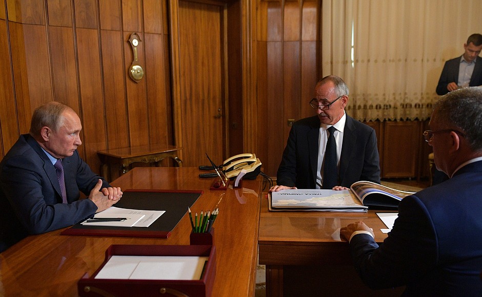 На встрече с генеральным директором АО «ВАД» Валерием Абрамовым и первым заместителем директора компании Виктором Переваловым.