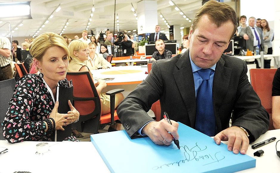 Дмитрий Медведев поздравил коллектив агентства «РИА Новости» с 70-летием. Слева – главный редактор агентства «РИА Новости» Светлана Миронюк.