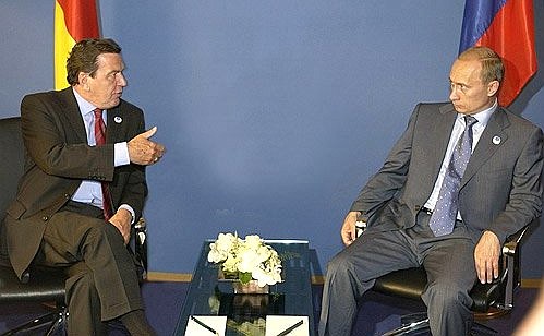 President Putin talking with German Chancellor Gerhard Schroeder.