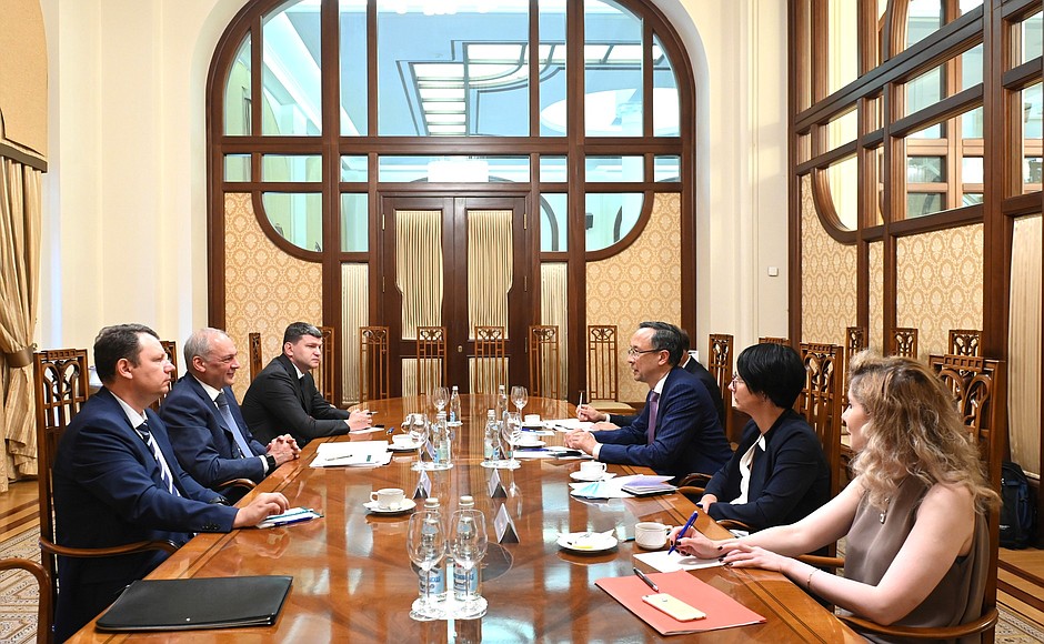 Рабочая встреча заместителя Руководителя Администрации Президента Магомедсалама Магомедова с Верховным комиссаром по делам нацменьшинств ОБСЕ Кайратом Абдрахмановым.
