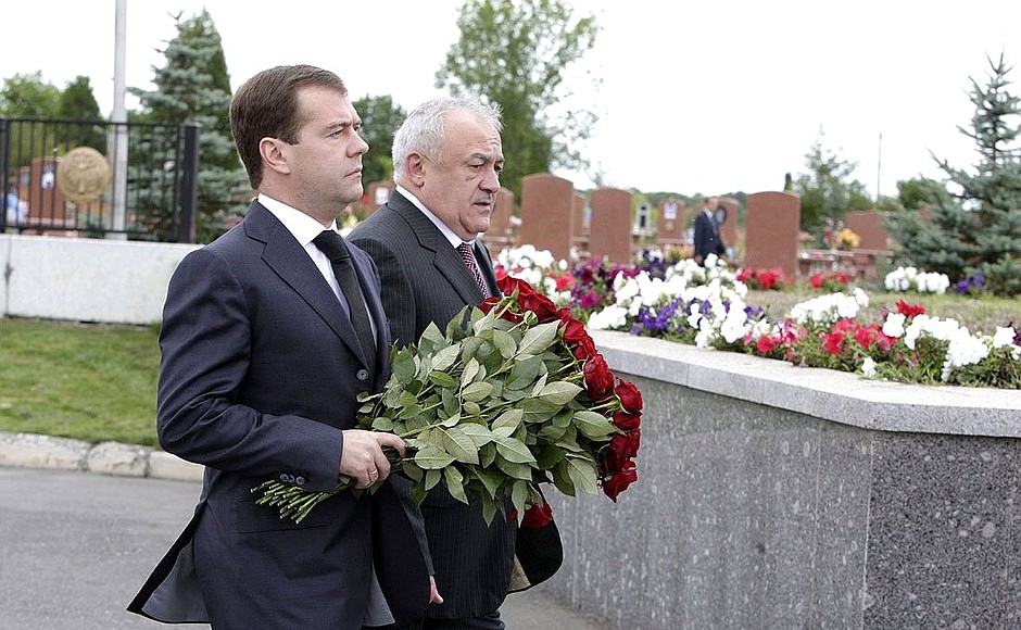 Президент возложил цветы к монументу «Древо скорби» в память о жертвах трагедии в Беслане. С главой Республики Северная Осетия – Алания Таймуразом Мамсуровым.