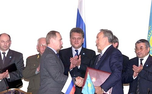 С Президентом Казахстана Нурсултаном Назарбаевым во время подписания двусторонних документов.