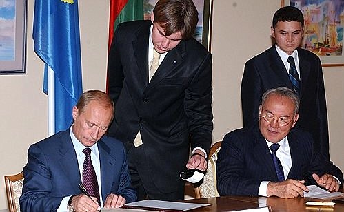 The signing of the Agreement on Common Economic Space (CES). President Nursultan Nazarbayev of Kazakhstan (left).
