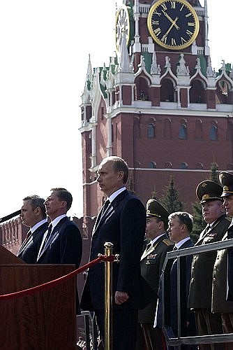 На военном параде в честь 58-й годовщины Победы в Великой Отечественной войне.