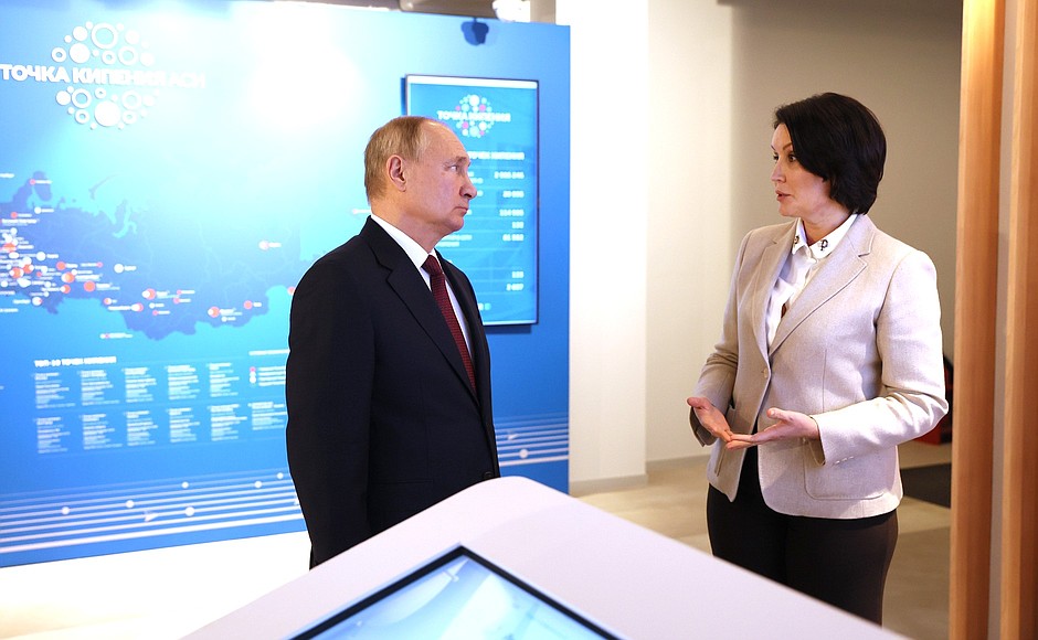 С генеральным директором АСИ Светланой Чупшевой во время посещения выставки Агентства стратегических инициатив.