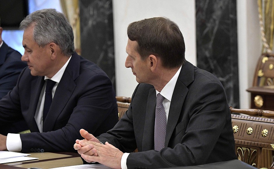 Министр обороны Сергей Шойгу (слева) и директор Службы внешней разведки Сергей Нарышкин на совещании с постоянными членами Совета Безопасности.