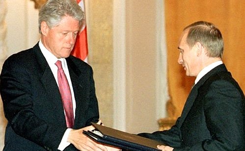 Во время церемонии подписания совместных документов с Президентом США Биллом Клинтоном.