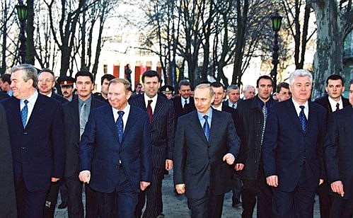 С Президентом Украины Леонидом Кучмой и Президентом Молдавии Владимиром Ворониным во время прогулки по Одессе.