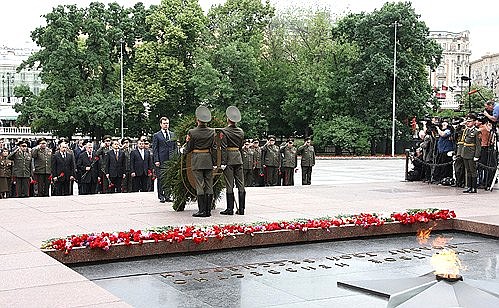 Возложение венка к Могиле Неизвестного солдата у Кремлёвской стены.