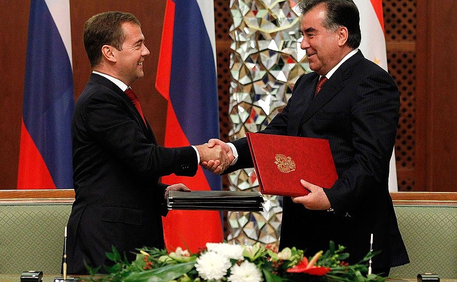 С Президентом Таджикистана Эмомали Рахмоном. Подписание российско-таджикистанских документов.