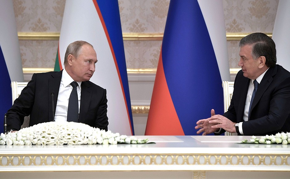 На церемонии обмена документами, подписанными в ходе государственного визита Президента России в Узбекистан.