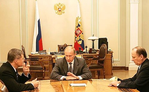 С директором ФСБ Николаем Патрушевым (справа) и Генеральным прокурором Юрием Чайкой.