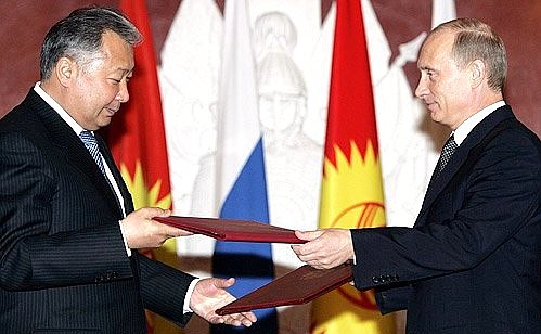 Владимир Путин и Президент Киргизии Курманбек Бакиев приняли Совместное заявление по итогам российско-киргизских переговоров.