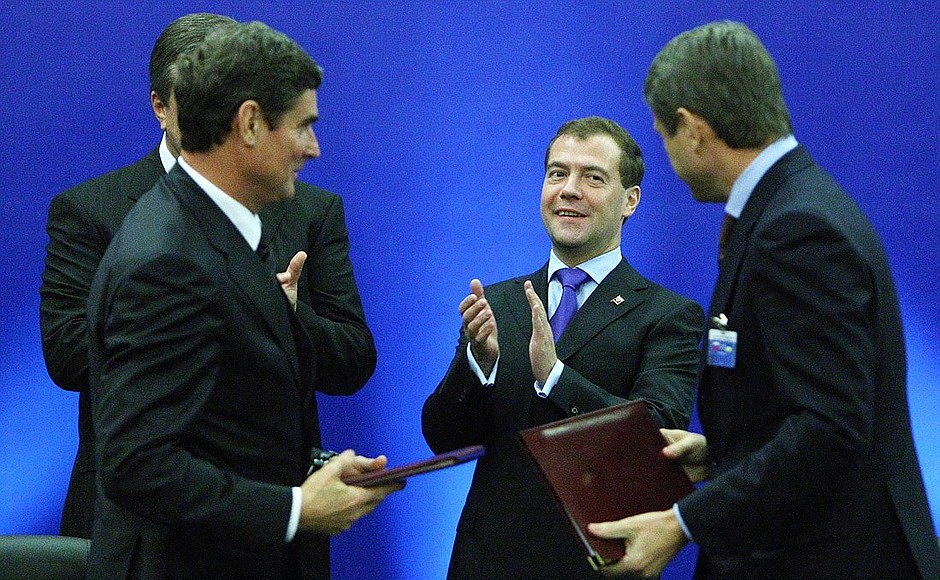 Russian President Dmitry Medvedev and Ukrainian President Viktor Yanukovych witnessed the signing by Governor of Krasnodar Territory Alexander Tkachyov (right) and President of the Zaporozhye Region State Administration Boris Petrov (left) of a Work Plan to implement the Agreement between Russia’s Krasnodar Territory and Ukraine’s Zaporozhye Region On Trade, Economic, Science, Technology, and Cultural Cooperation for 2011–2016.
