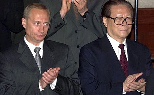 President Putin and Jiang Zemin, President of the People\'s Republic of China, at a ceremony of signing the Beijing Declaration.