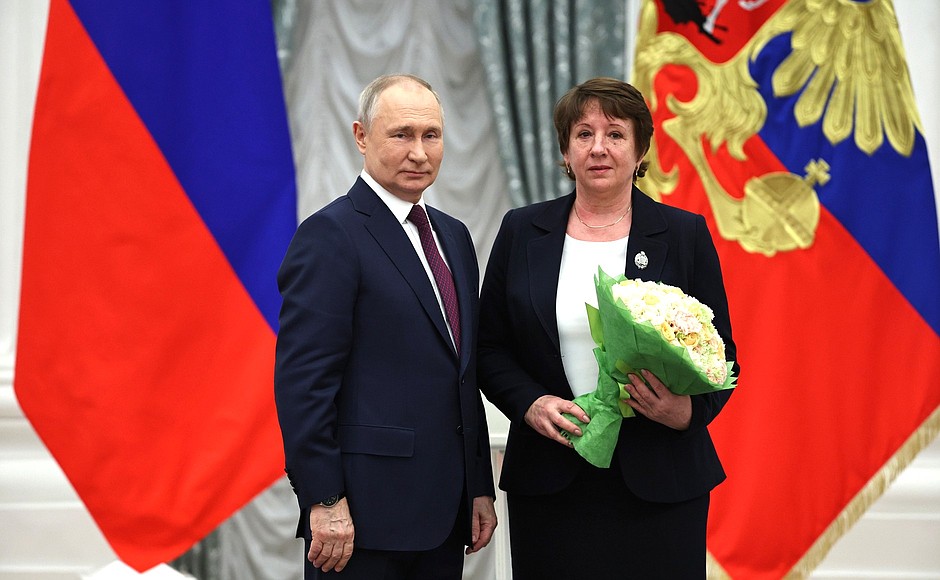 The honorary title of Honoured Social Security Worker of the Russian Federation is conferred on Tatyana Guskova, director of the social services centre in Prokopyevsk, Kemerovo Region.