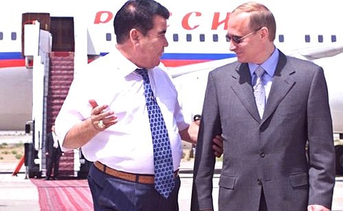 С Президентом Туркменистана Сапармуратом Ниязовым в аэропорту.